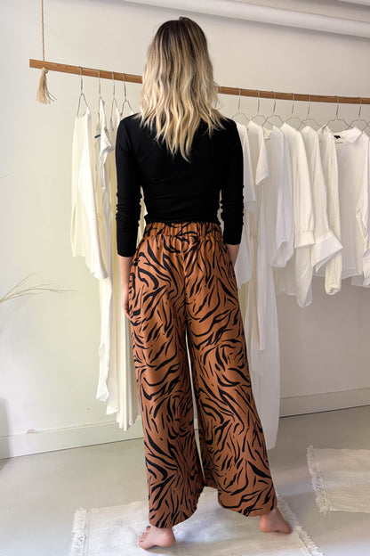 Elöl hajtásos lenge nadrág-tigrismintás