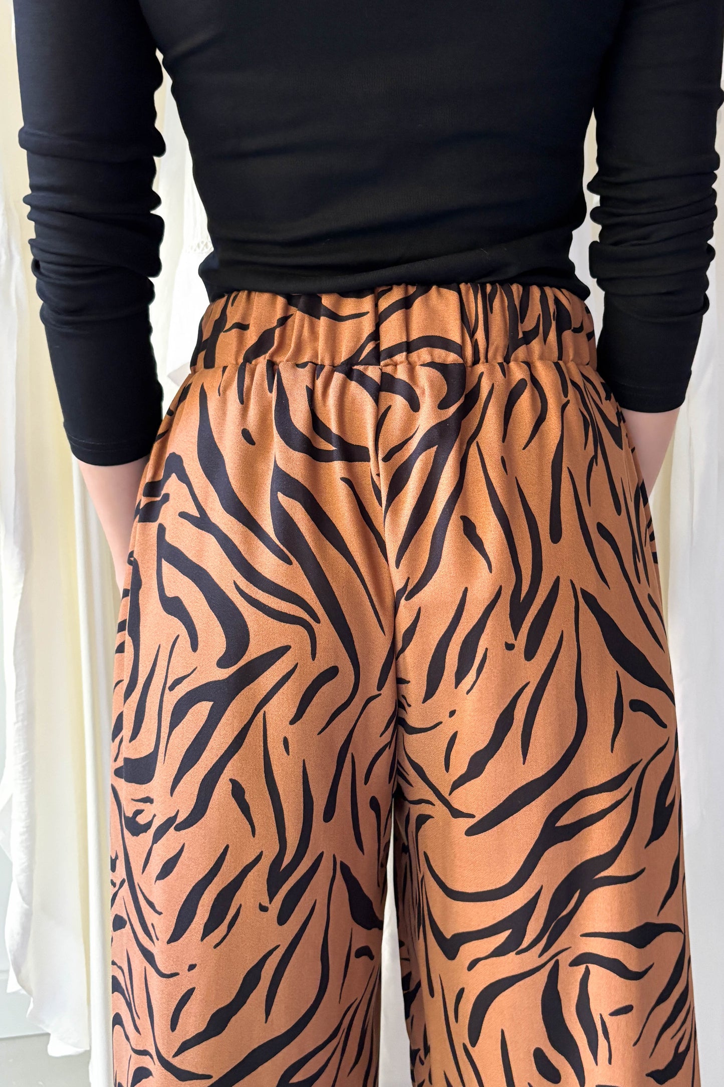 Elöl hajtásos lenge nadrág-tigrismintás