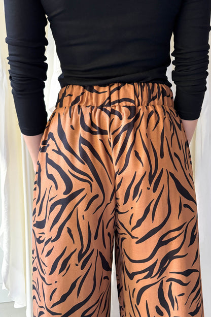 Elöl hajtásos lenge nadrág-tigrismintás
