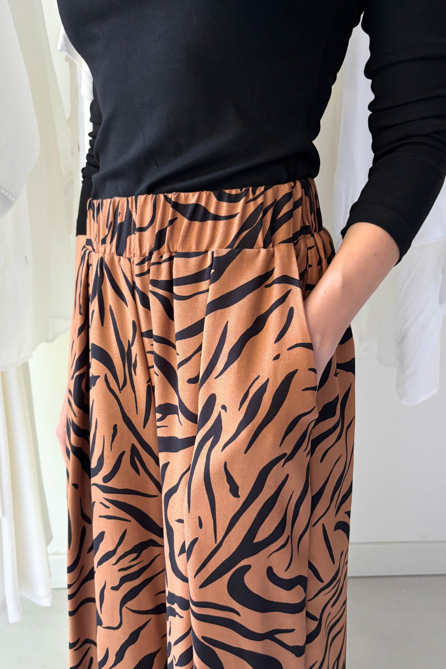 Elöl hajtásos lenge nadrág-tigrismintás