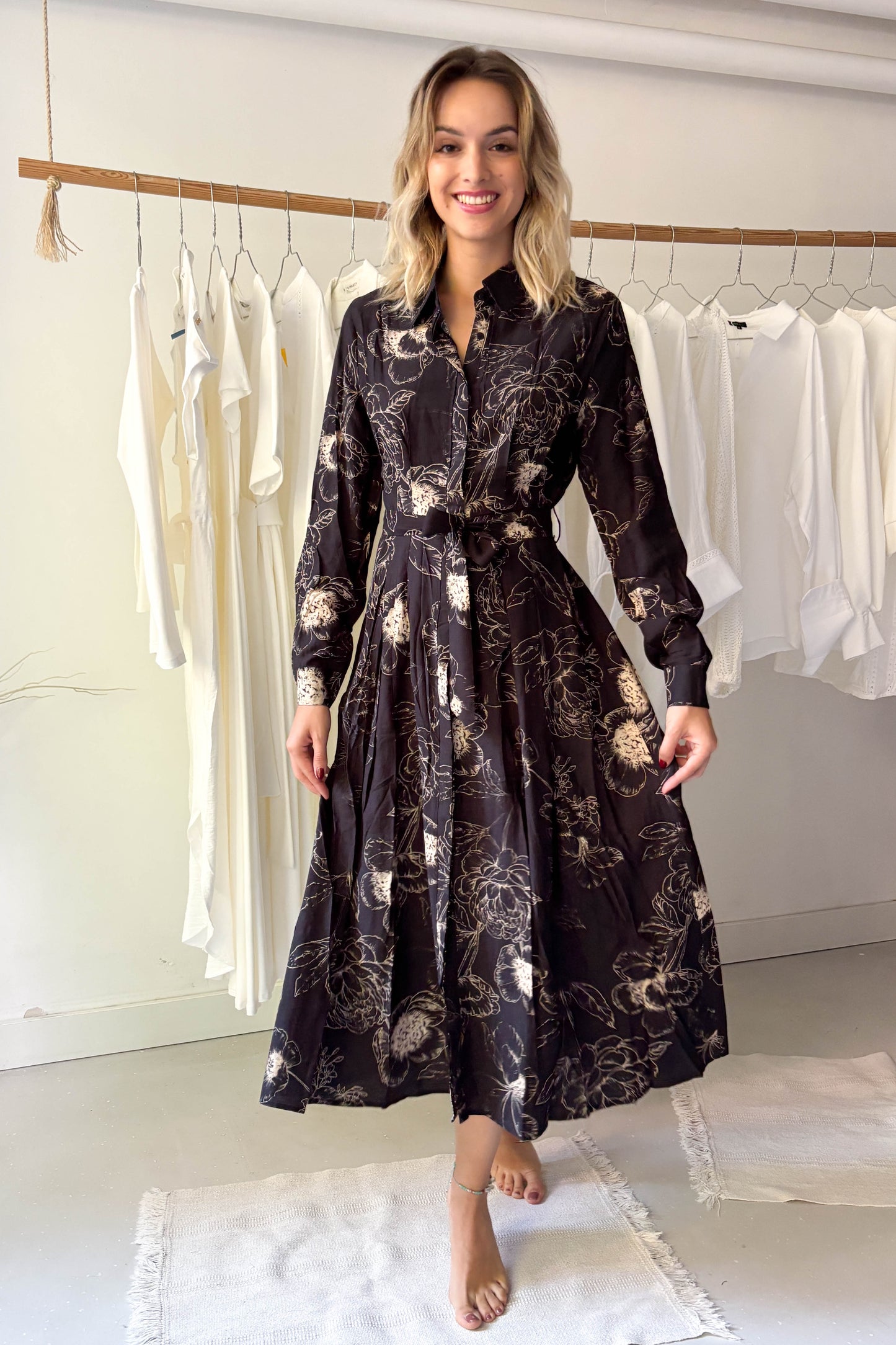 Bézs virágmintás fekete ingruha