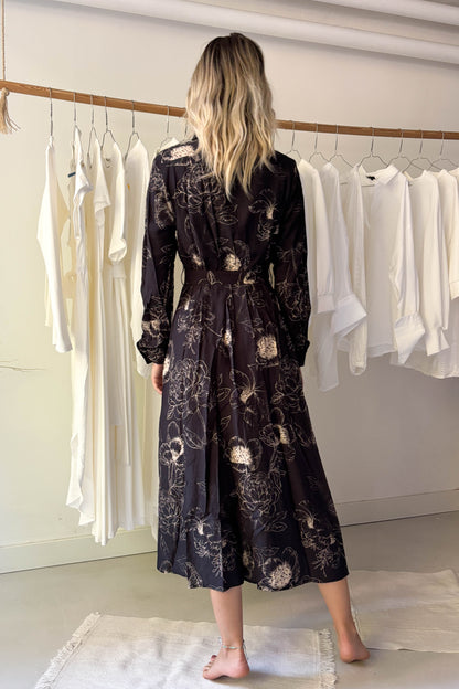 Bézs virágmintás fekete ingruha