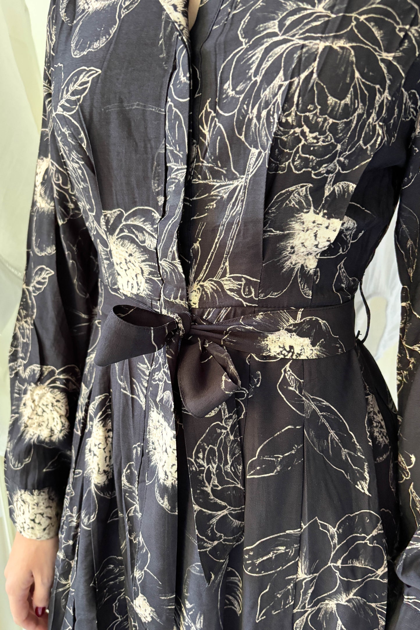 Bézs virágmintás fekete ingruha