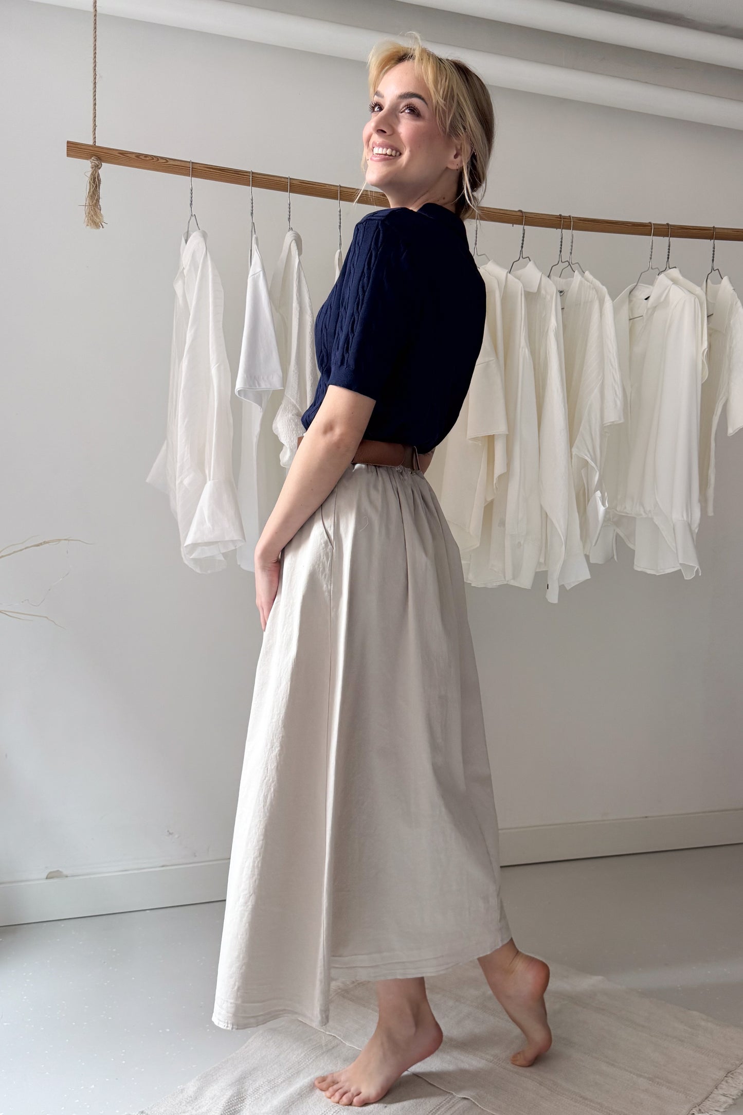 Drapp szoknya övvel