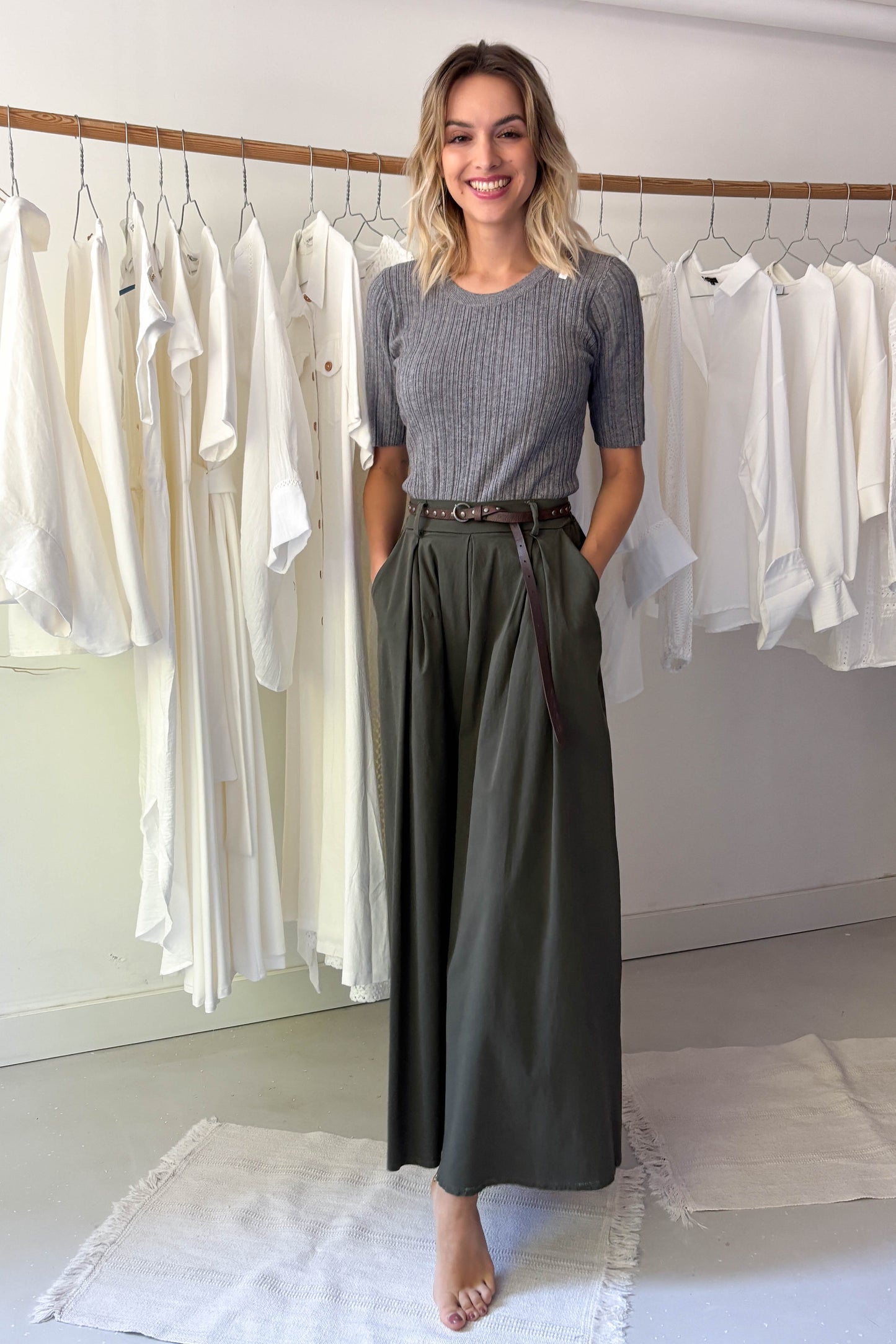 Bővülő szárú nadrág övvel-khaki