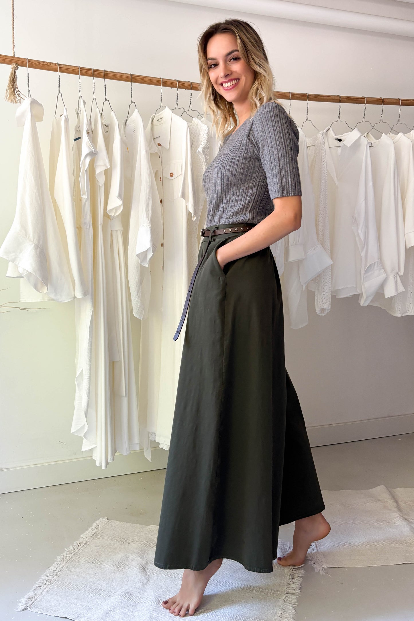 Bővülő szárú nadrág övvel-khaki