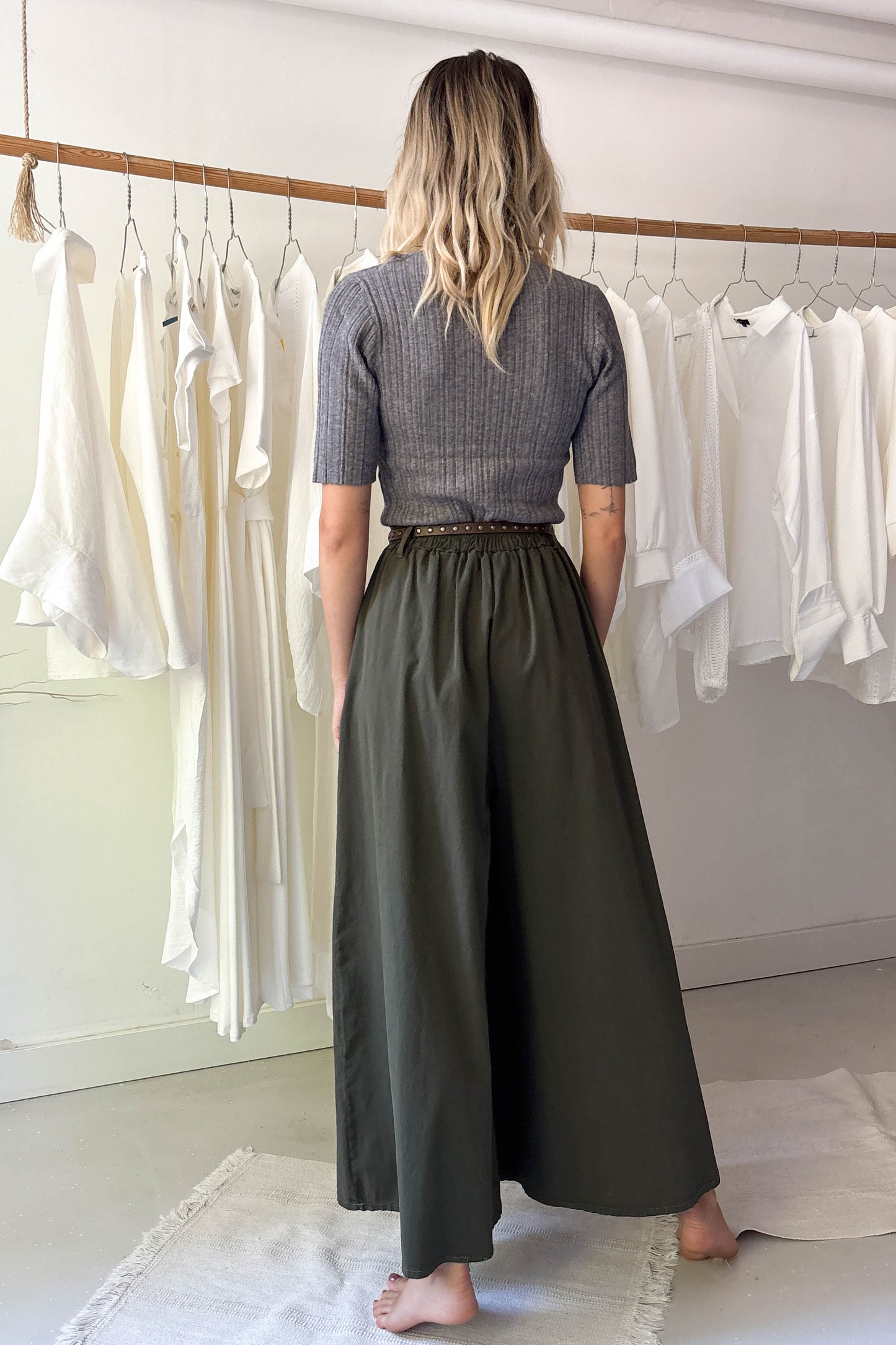 Bővülő szárú nadrág övvel-khaki