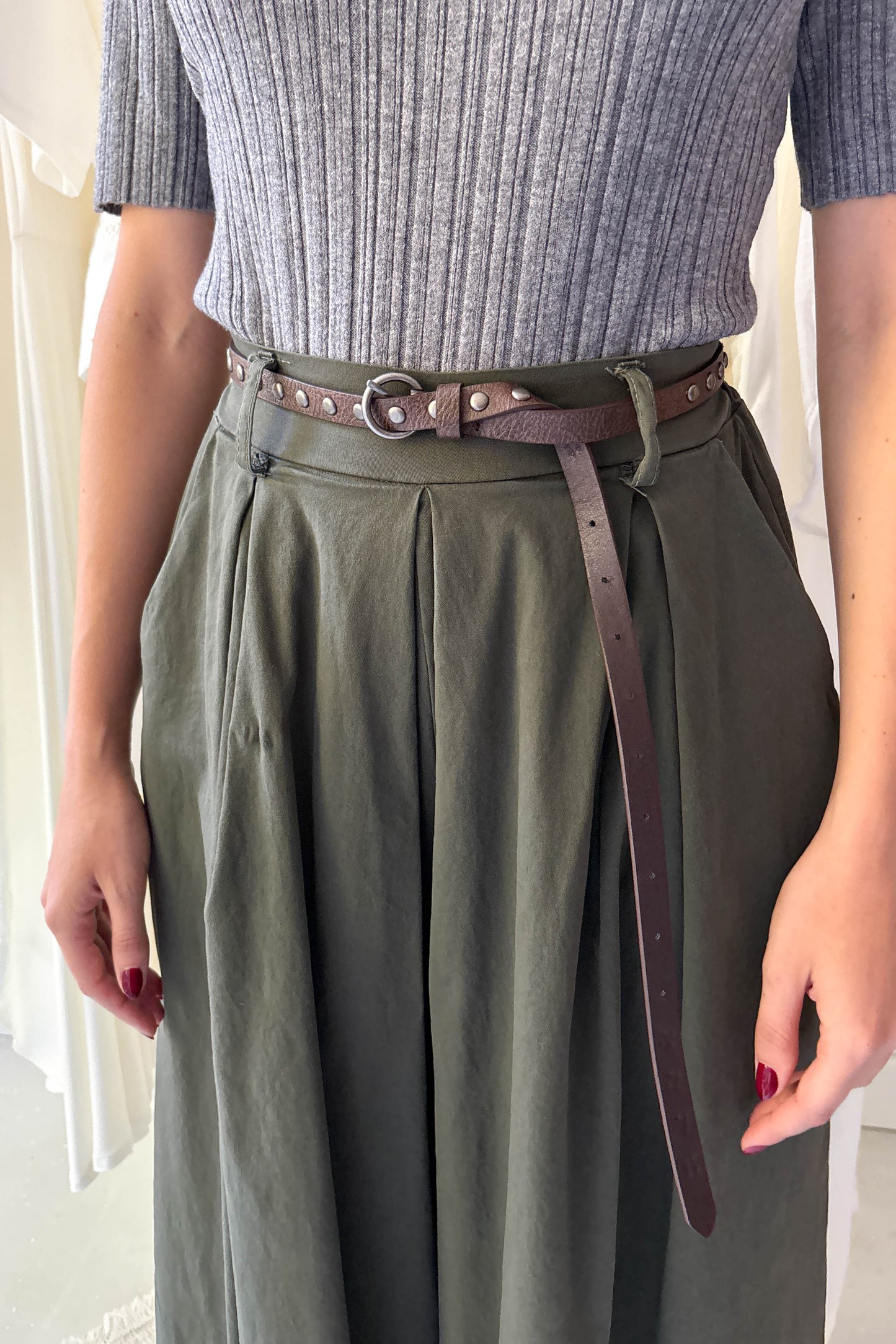 Bővülő szárú nadrág övvel-khaki