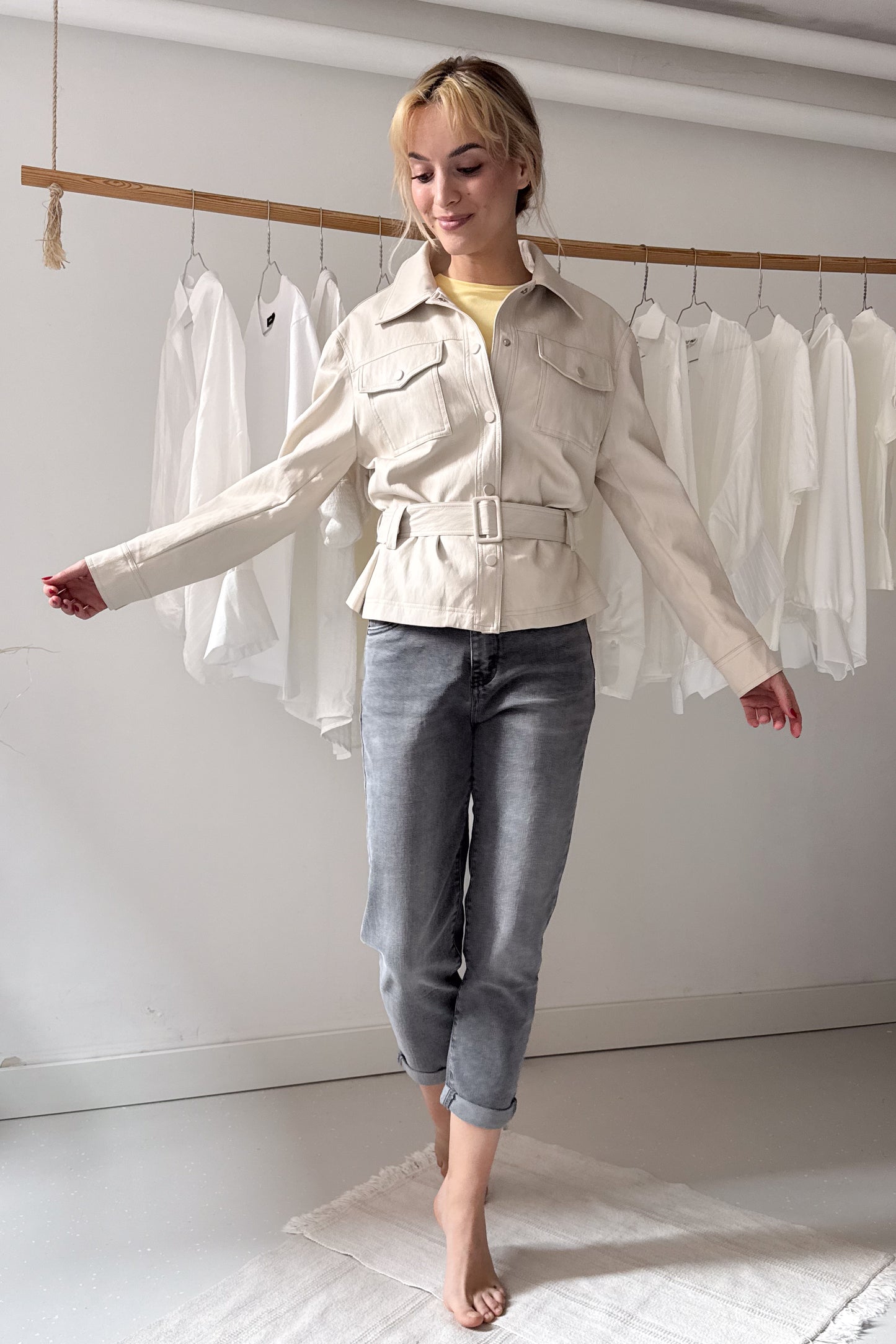 Marcipán színű bőrdzseki övvel