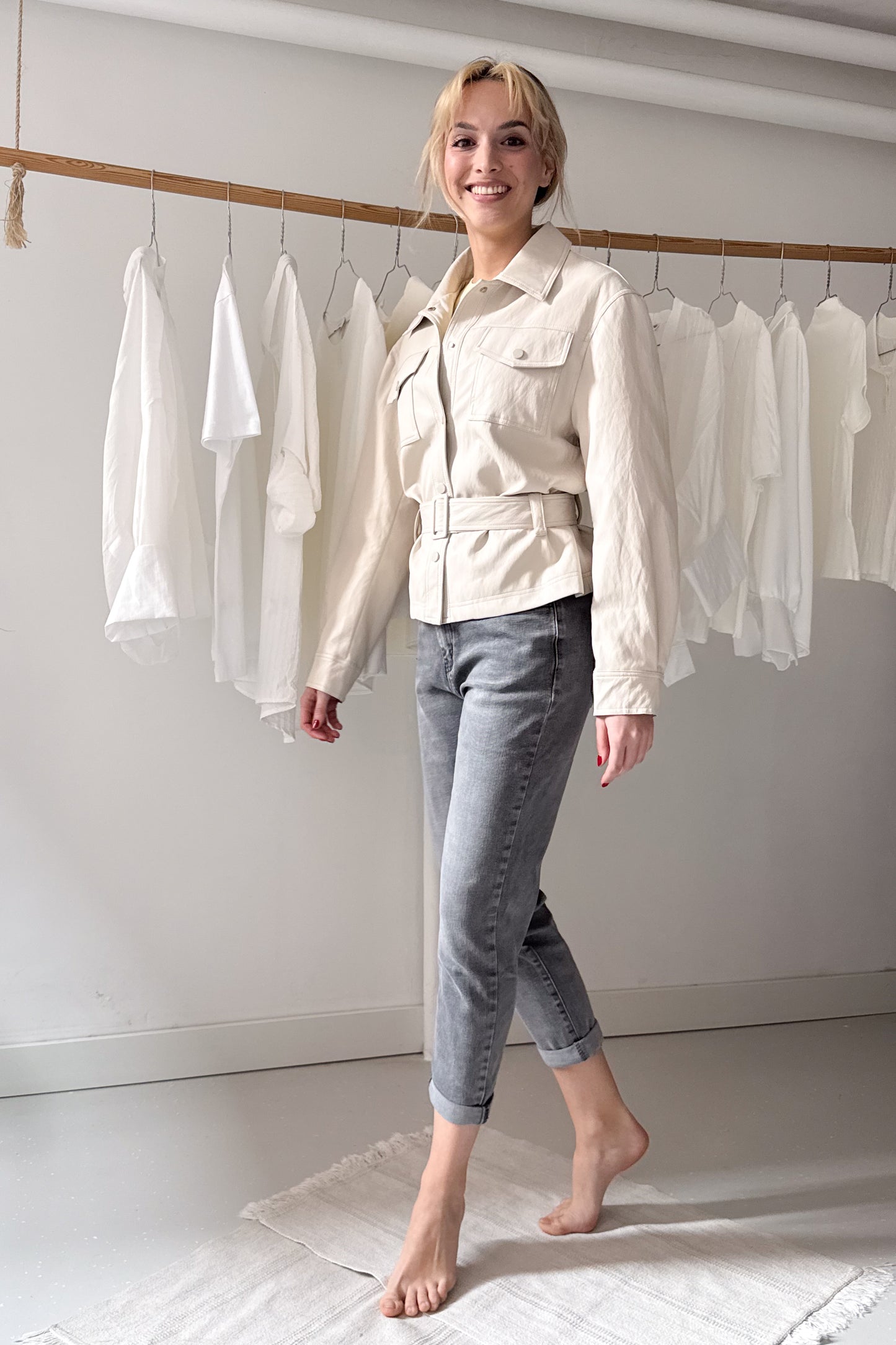 Marcipán színű bőrdzseki övvel