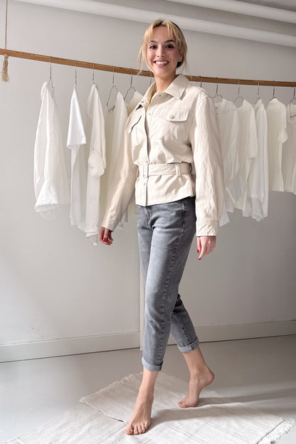 Marcipán színű bőrdzseki övvel