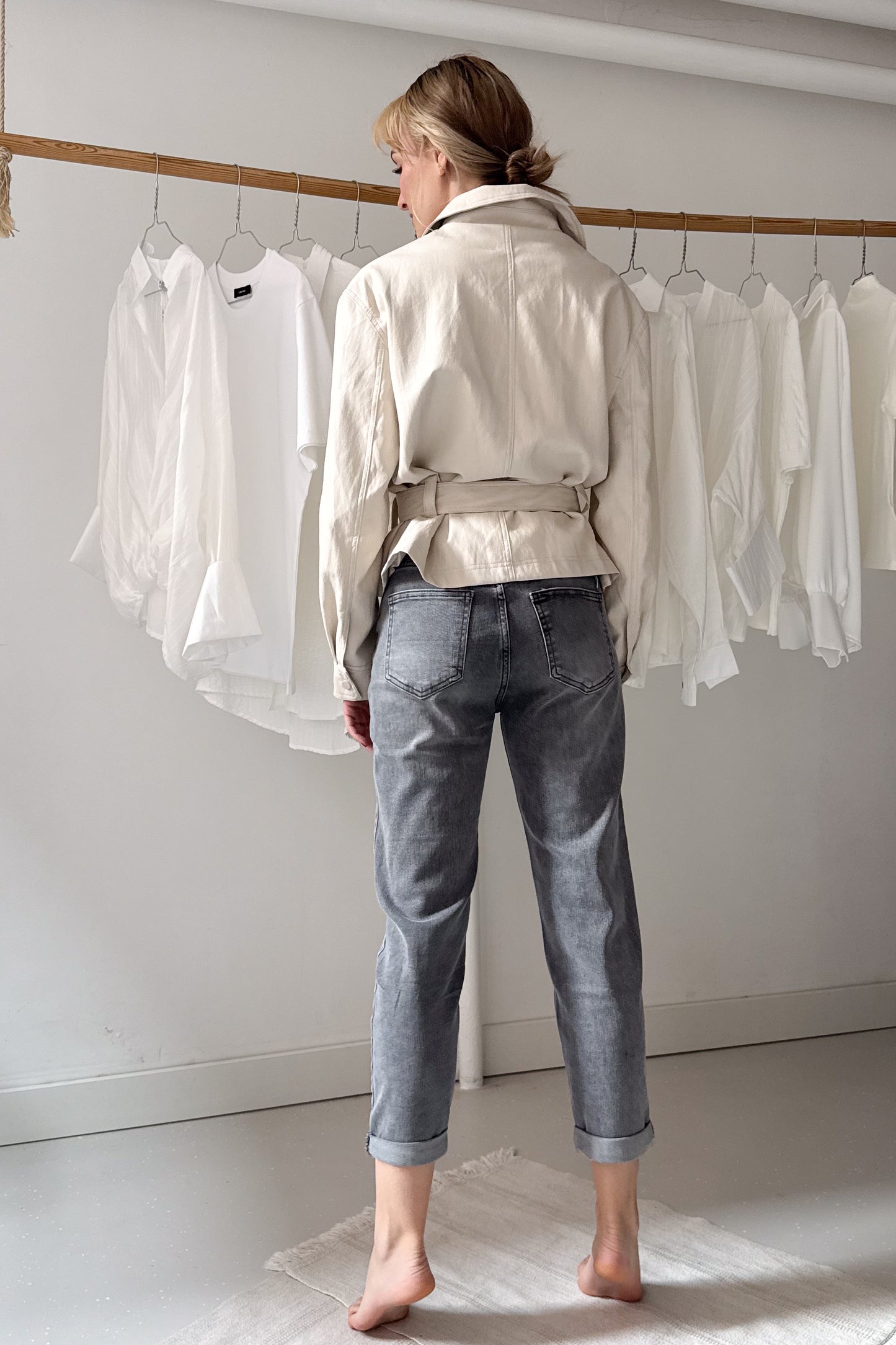 Marcipán színű bőrdzseki övvel