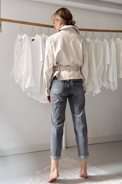 Marcipán színű bőrdzseki övvel