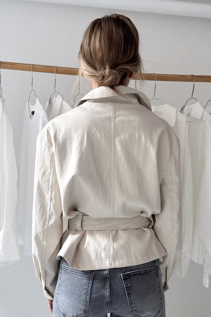 Marcipán színű bőrdzseki övvel