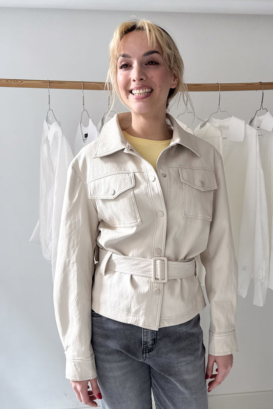 Marcipán színű bőrdzseki övvel