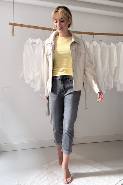 Marcipán színű bőrdzseki övvel