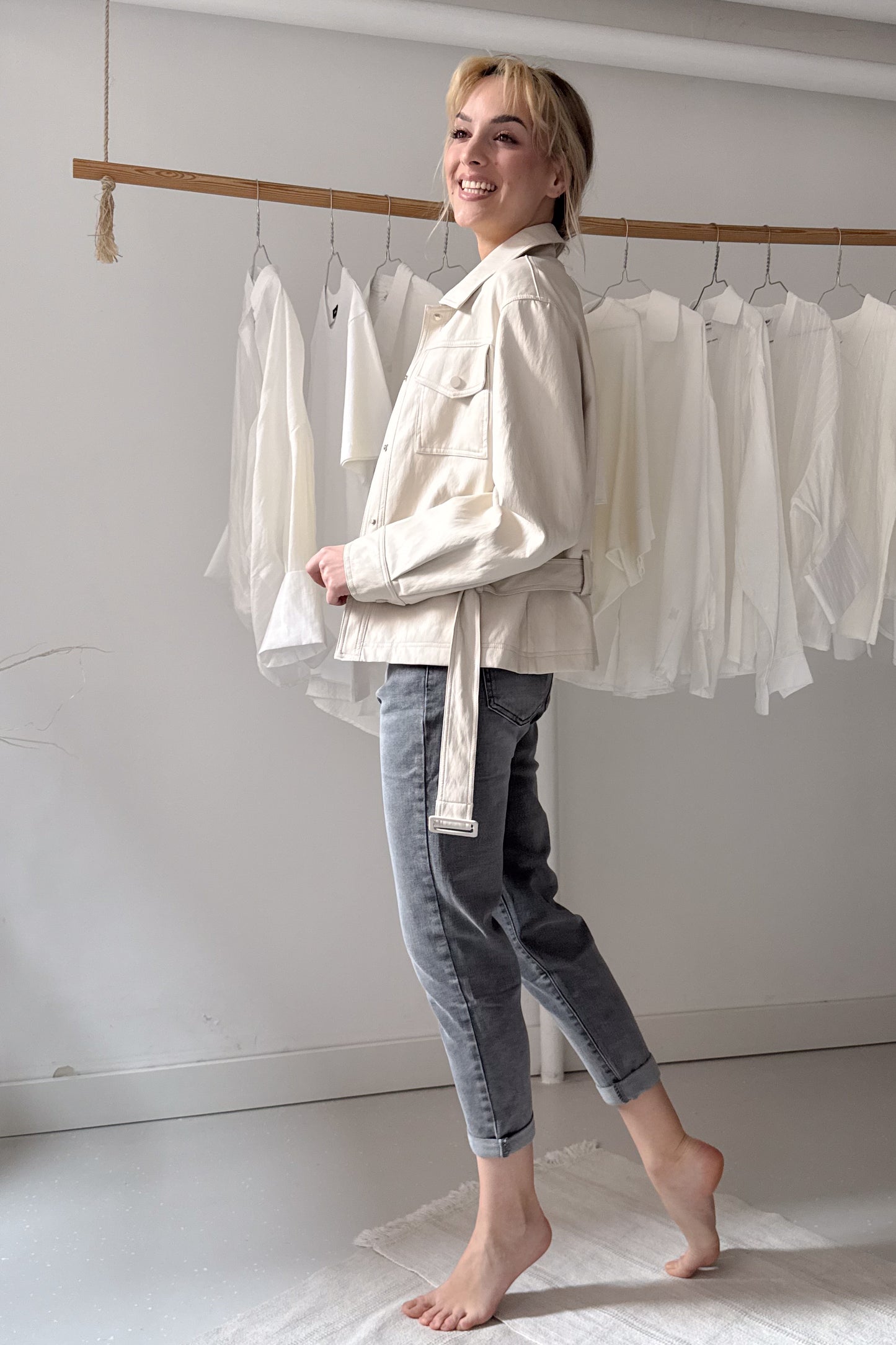 Marcipán színű bőrdzseki övvel