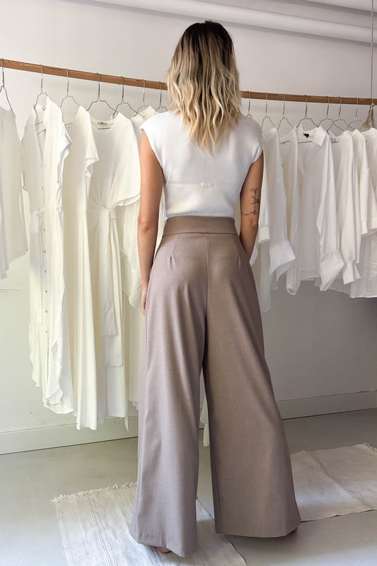 Elől hajtásos bőszárú nadrág-mandulabarna