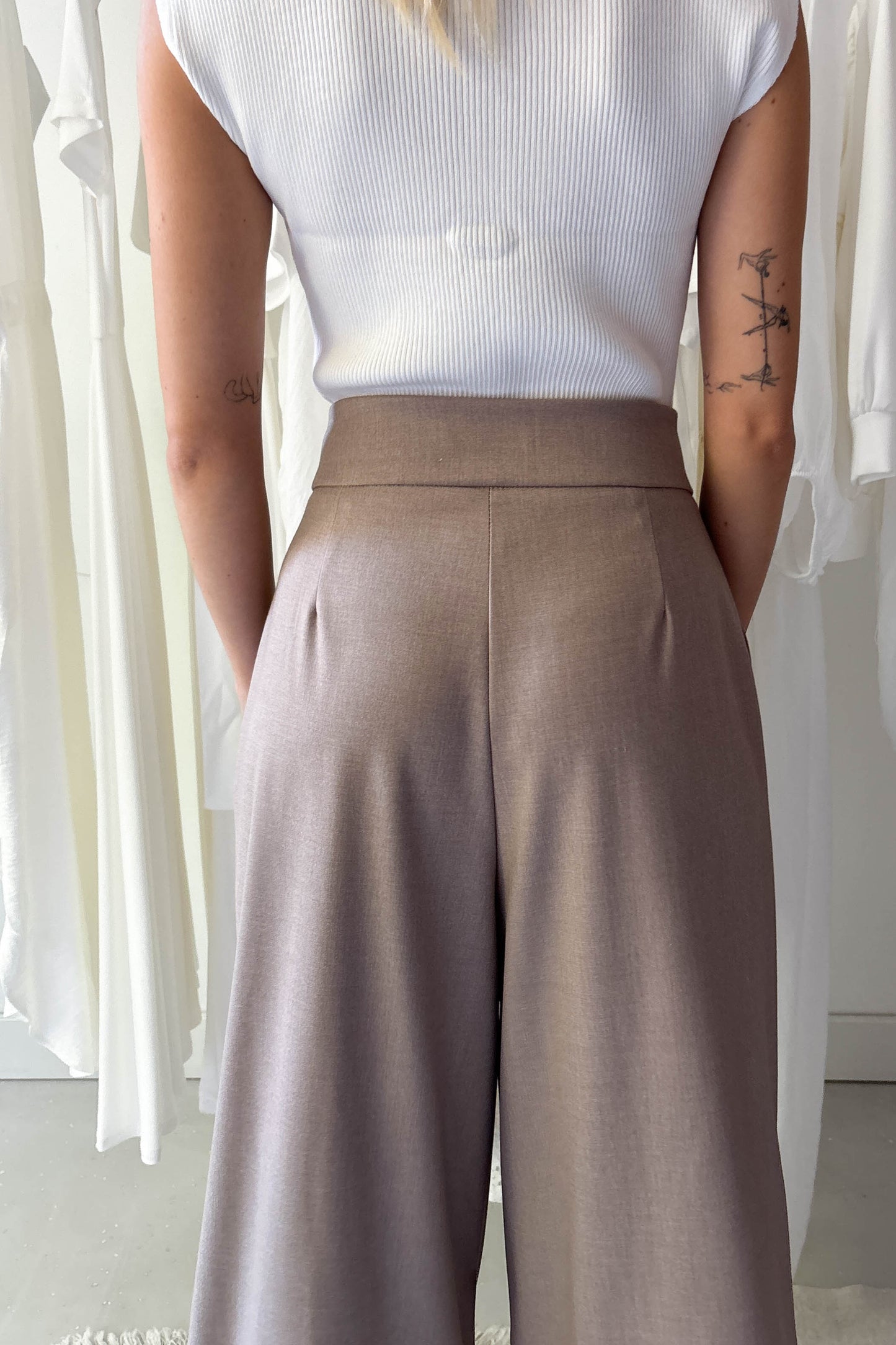 Elől hajtásos bőszárú nadrág-mandulabarna