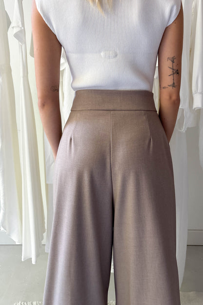 Elől hajtásos bőszárú nadrág-mandulabarna