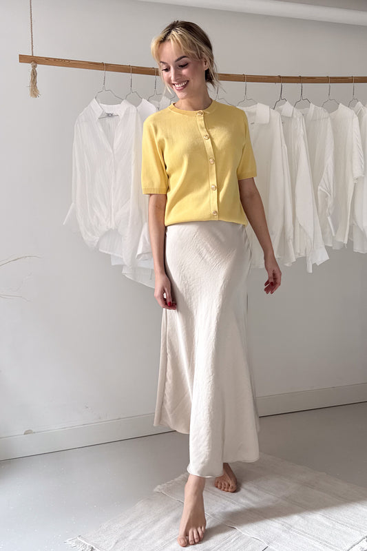 Finomkötött dáliasárga felső arany gombokkal