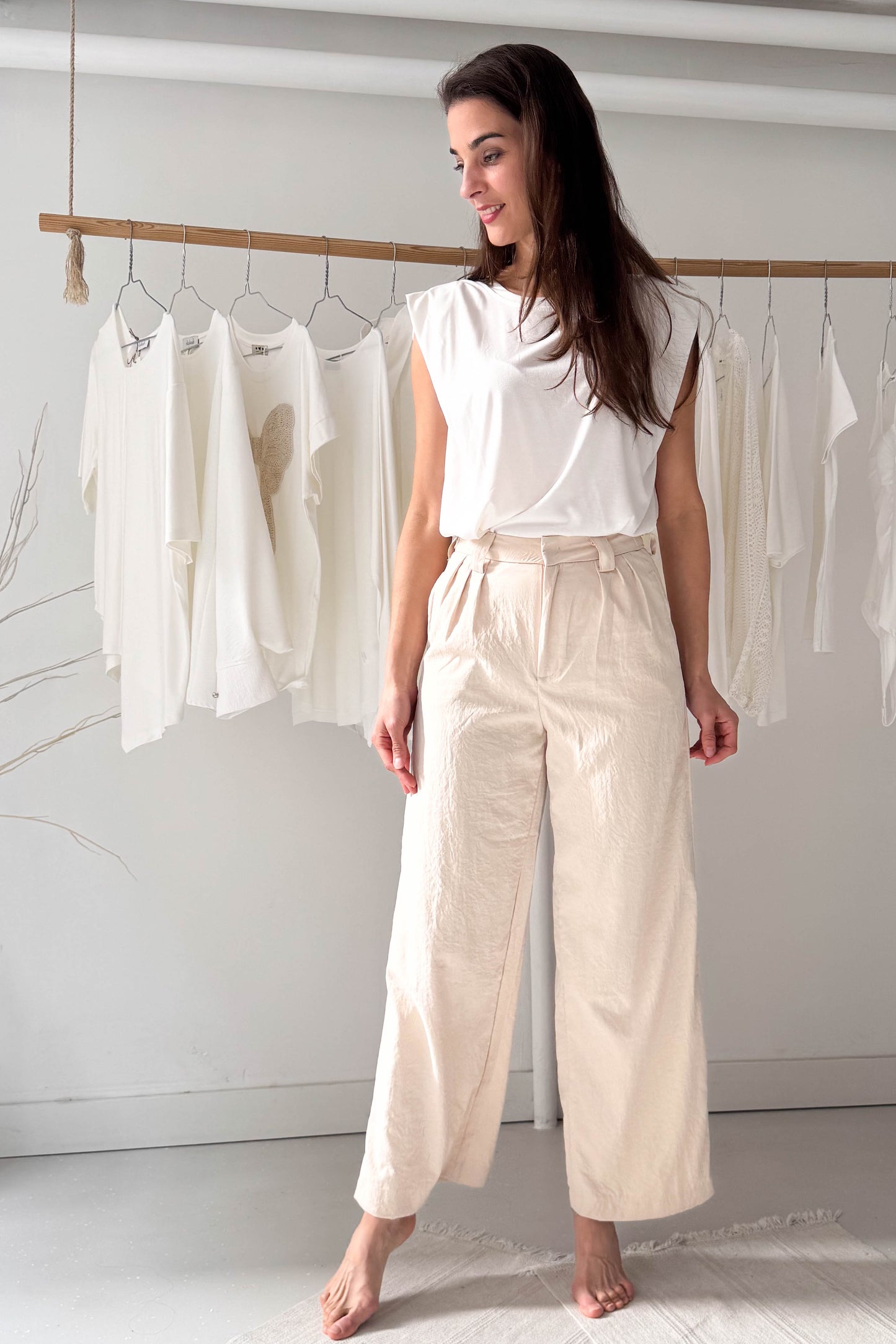 Gyűrt anyagú bézs nadrág