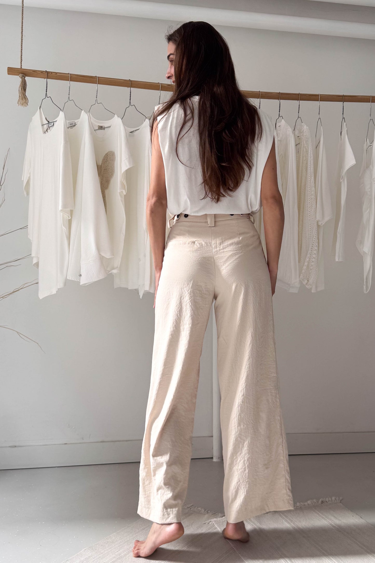 Gyűrt anyagú bézs nadrág