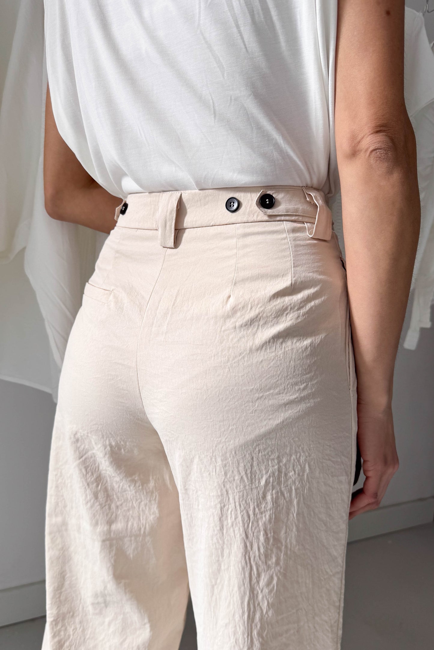 Gyűrt anyagú bézs nadrág