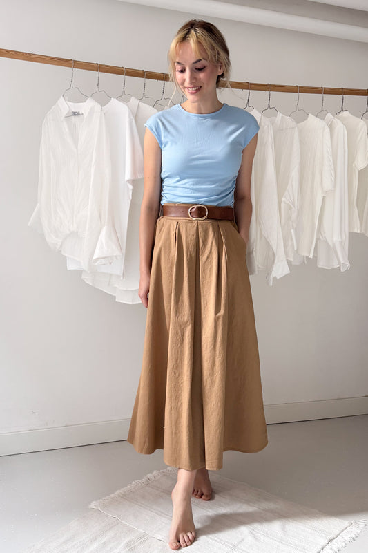 Fahéj színű szoknya övvel