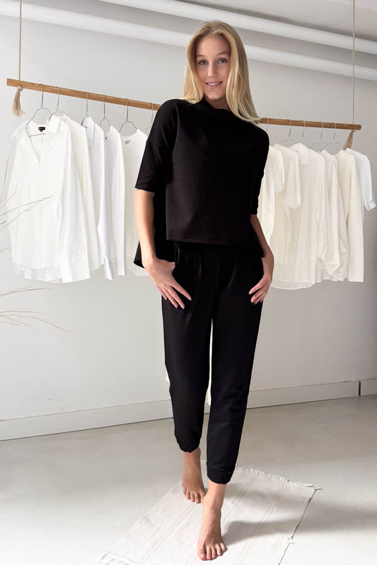 Fekete csavart nyakú pulóver-rövid