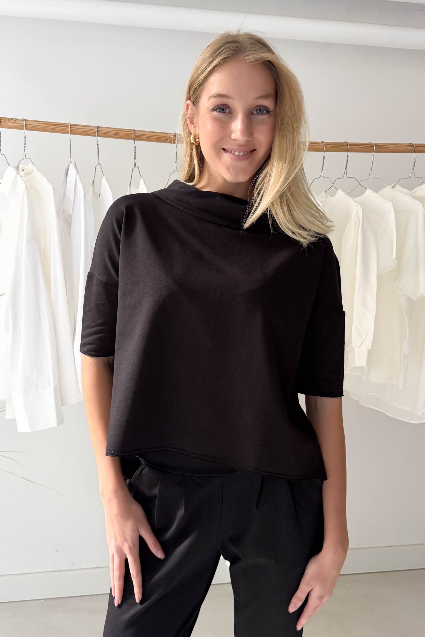 Fekete csavart nyakú pulóver-rövid