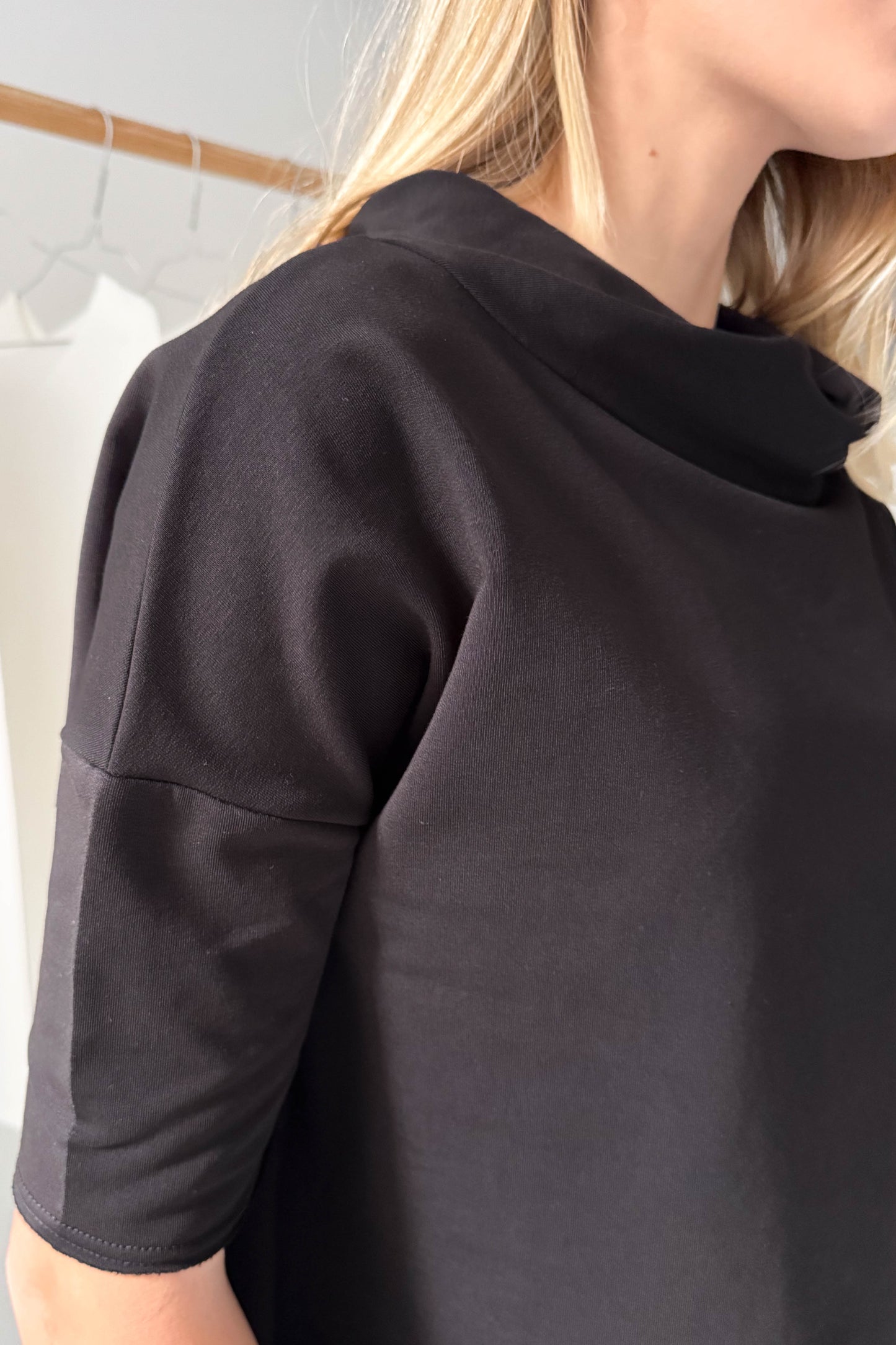 Fekete csavart nyakú pulóver-rövid