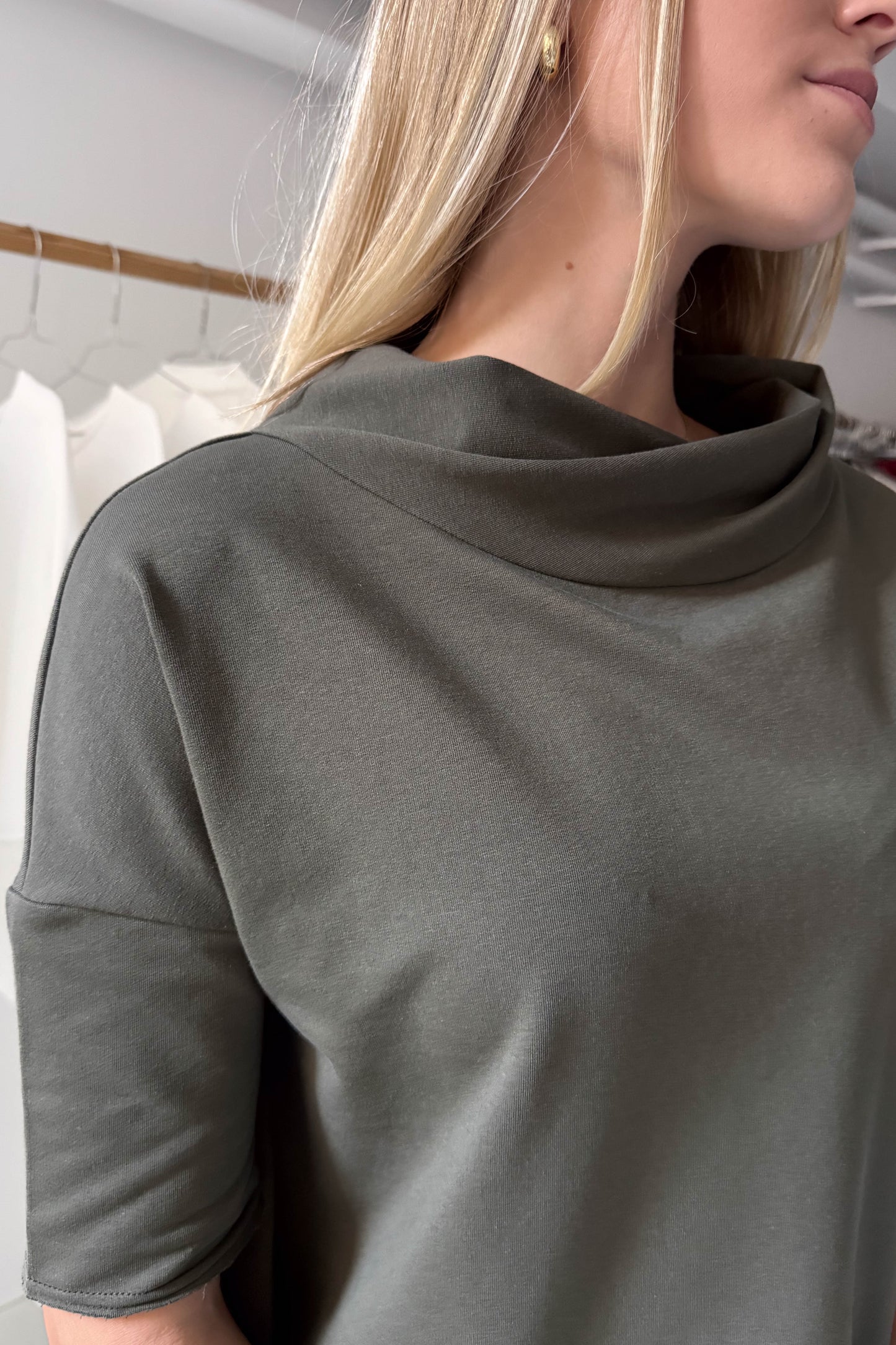 Khaki csavart nyakú pulóver-rövid