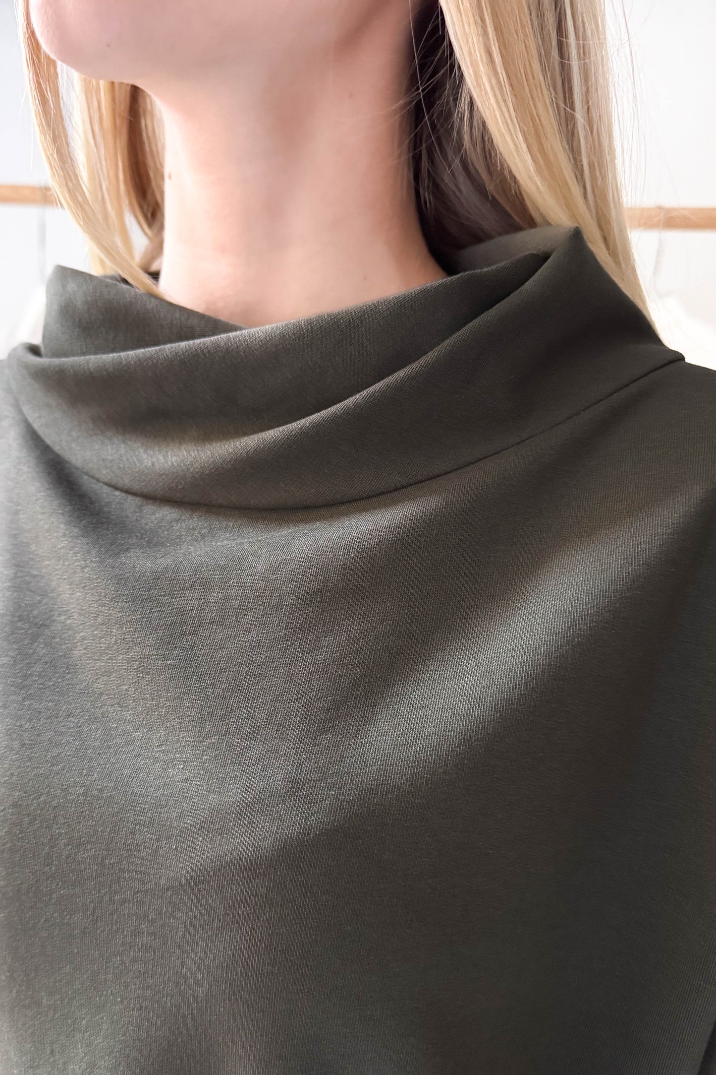 Khaki csavart nyakú pulóver-rövid