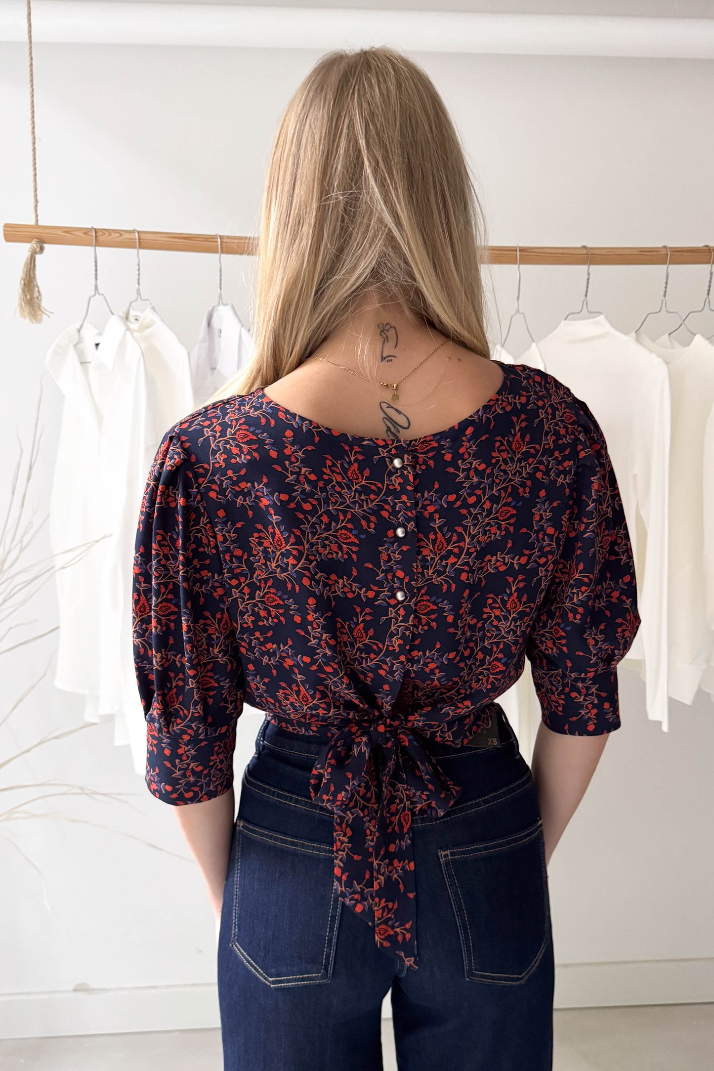 Hófehérke felső-sötétkék