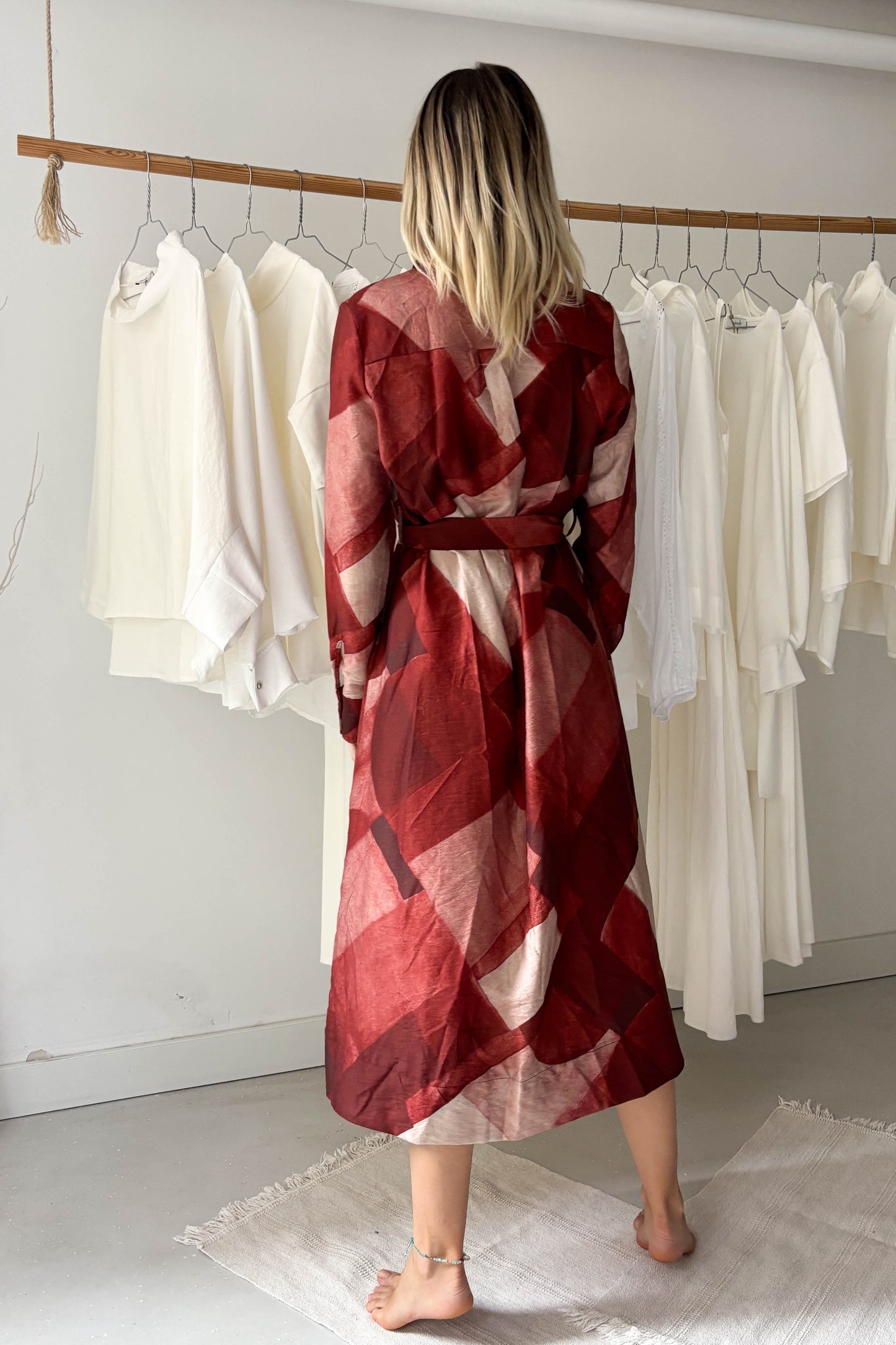 Rózsafa színű geometriai mintás ingruha