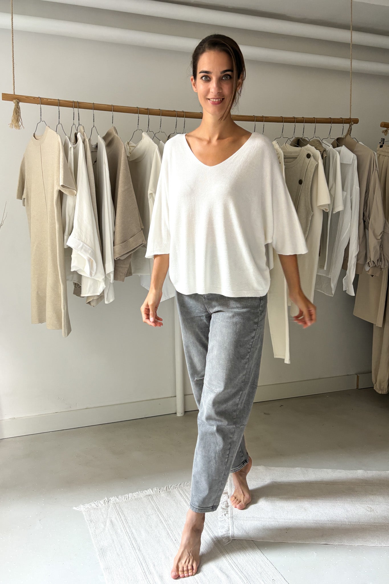 Hófehér, lágy esésű felső