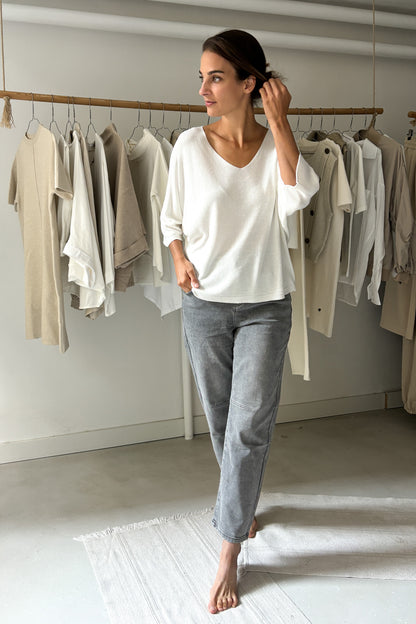 Hófehér, lágy esésű felső