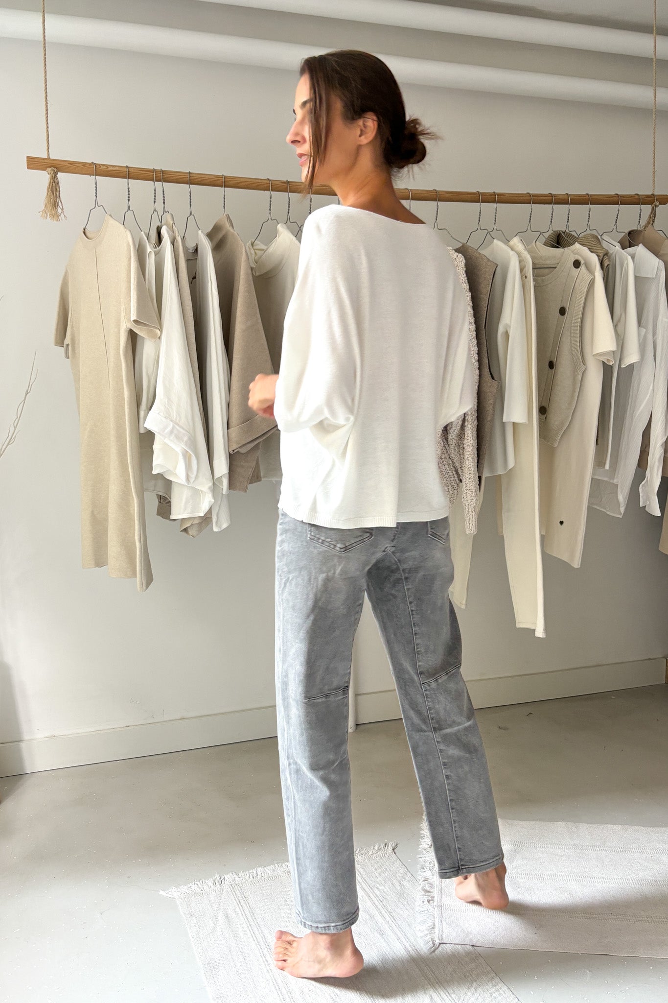 Hófehér, lágy esésű felső