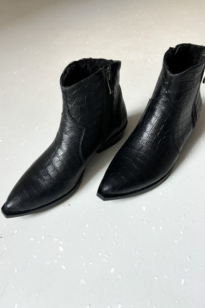 Hegyes orrú, fekete bokacsizma