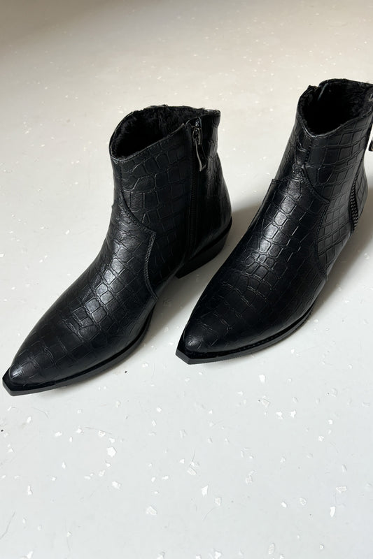 Hegyes orrú, fekete bokacsizma