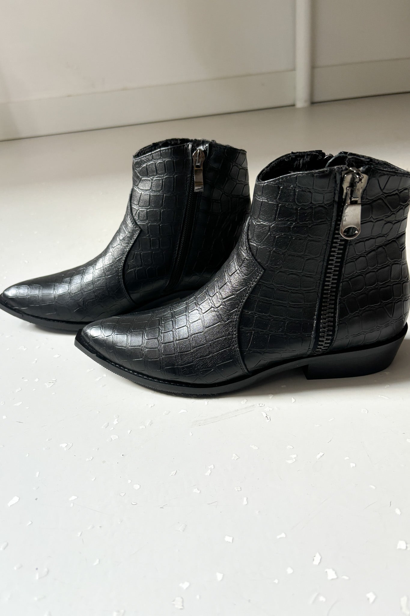 Hegyes orrú, fekete bokacsizma