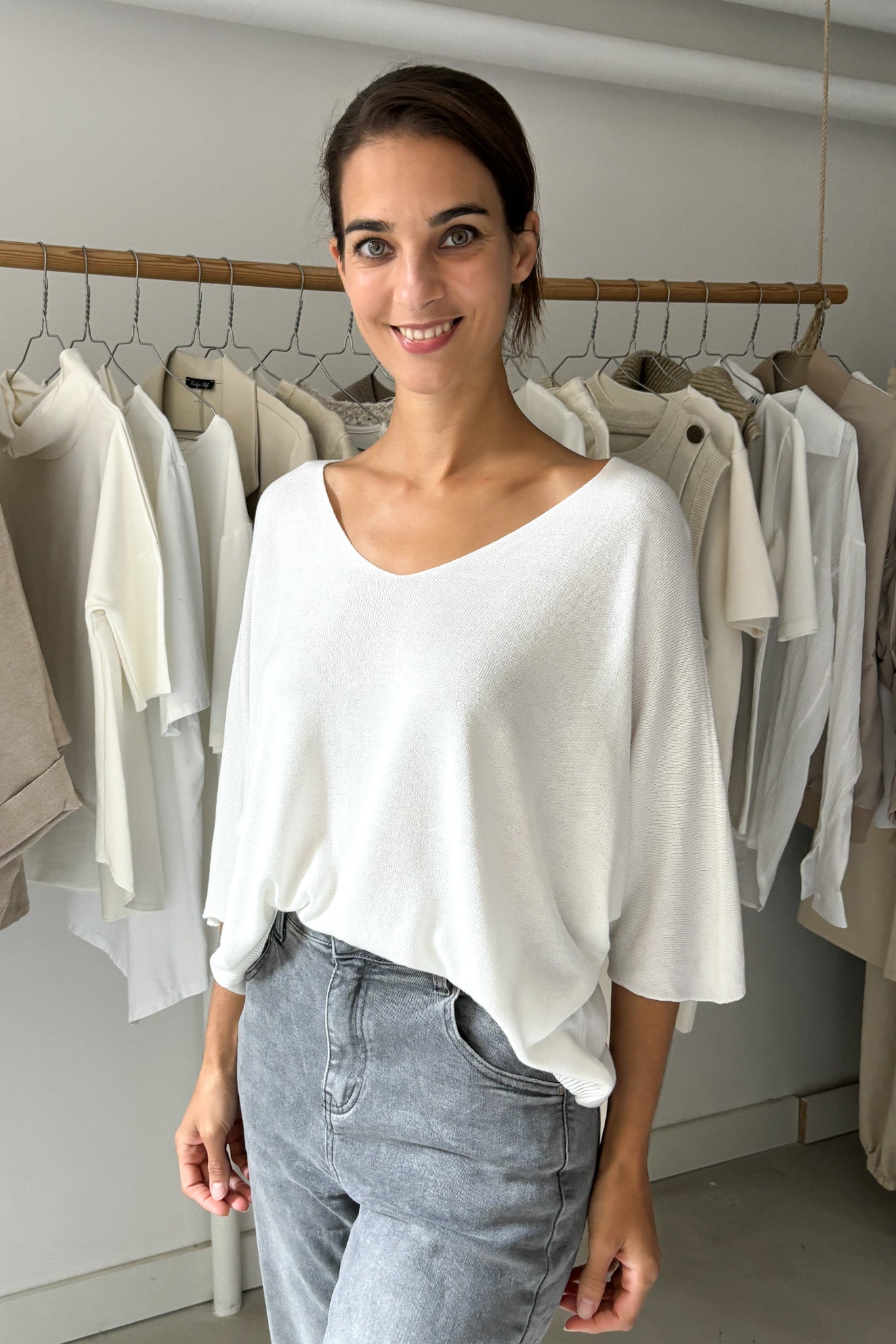 Hófehér, lágy esésű felső