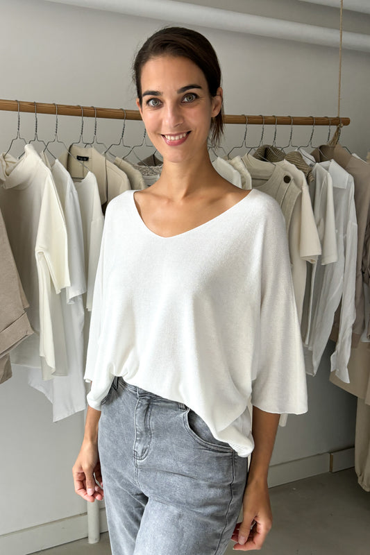 Hófehér, lágy esésű felső