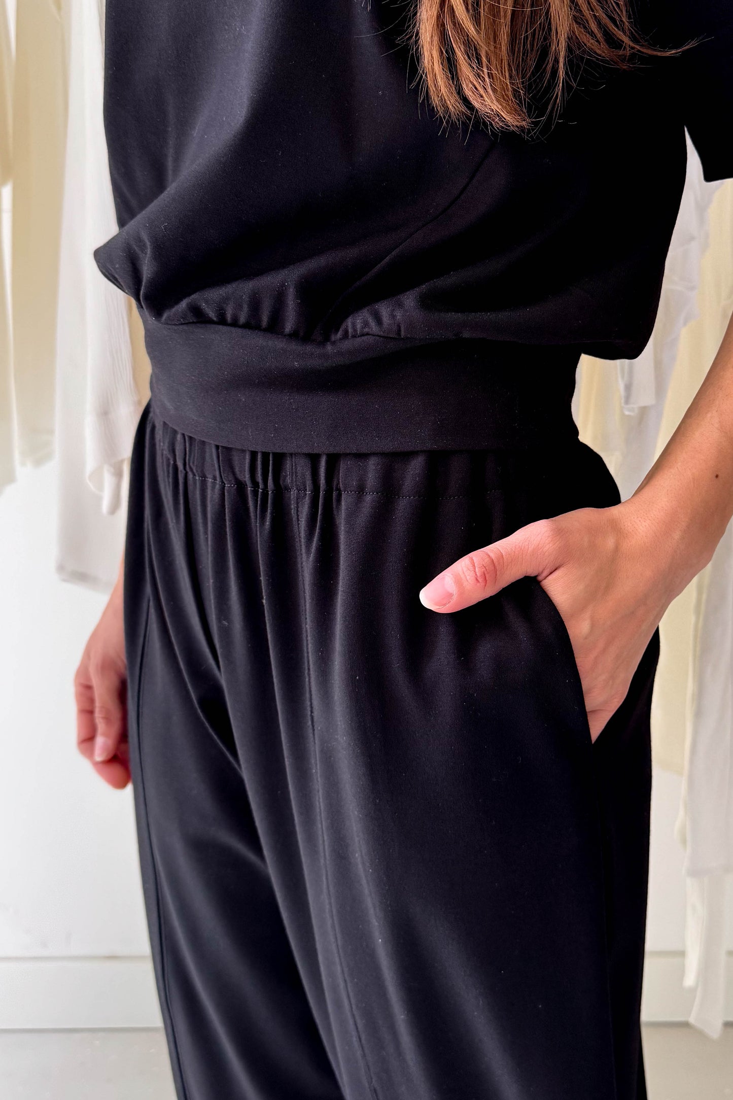 Laza fazonú csípő nadrág-fekete