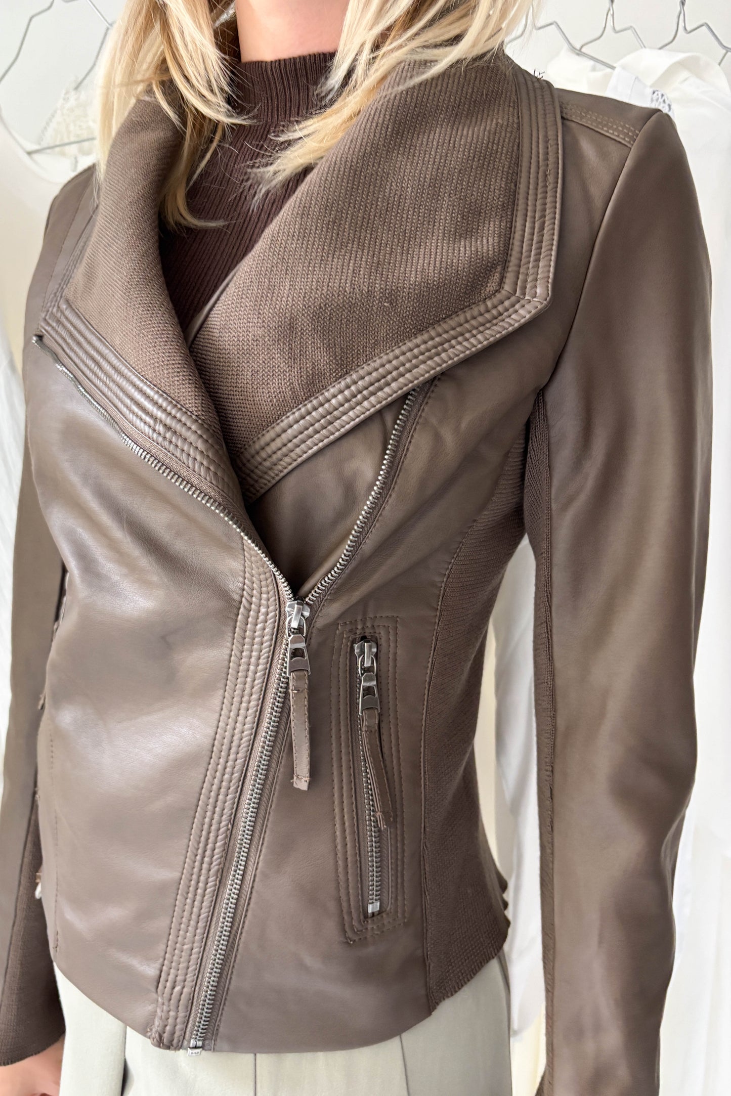 Pézsmabarna asszimetrikus bőrdzseki