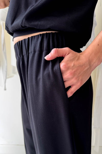 Laza fazonú csípő nadrág-fekete