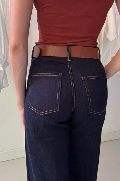 Indigó flare fit farmernadrág övvel