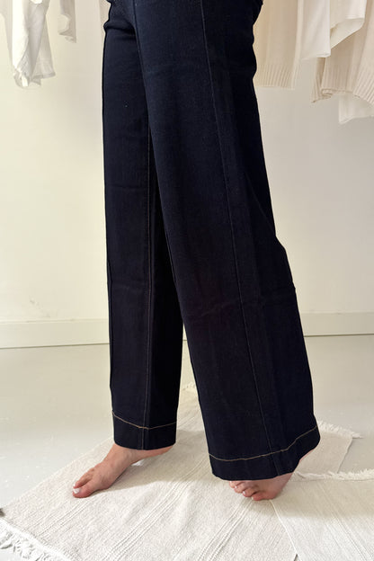 Indigó flare fit farmernadrág övvel