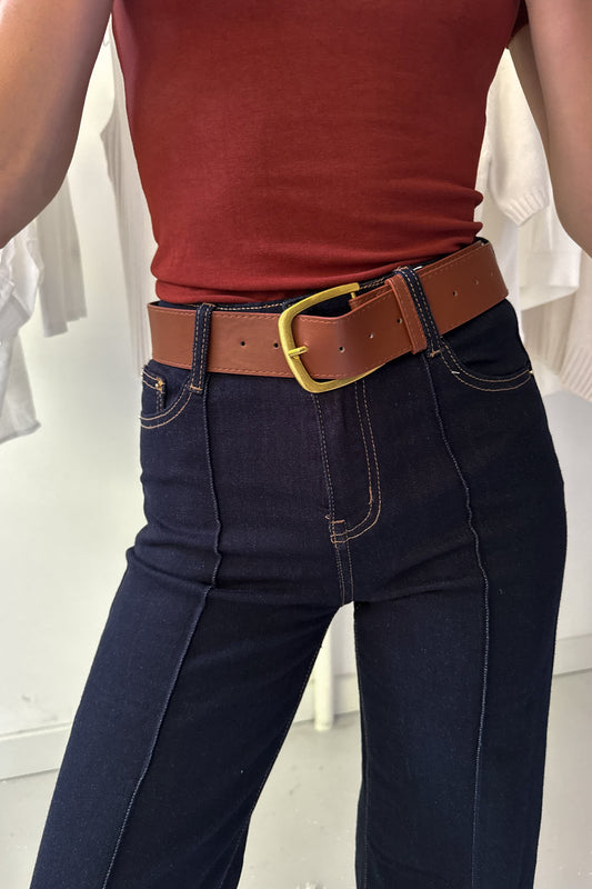 Indigó flare fit farmernadrág övvel